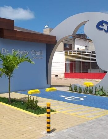 O @espacopetbancarios, localizado na principal dos Bancários, em João Pessoa, foi um projeto de reforma de uma residência, idealizado para abrigar uma clínica veterinária.